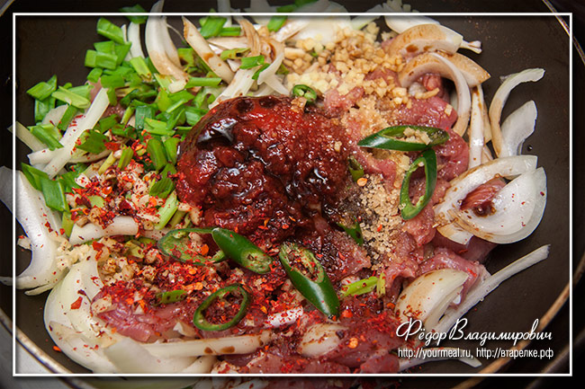 Острая свинина по-корейски Твэджи пулькоги (Doejibulgogi, doejigogi bokkeum, jeyukbokkeum)