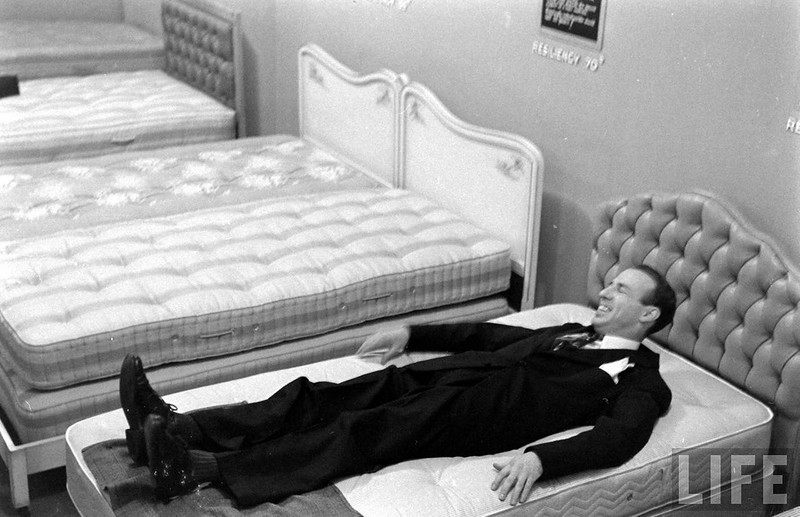 Как испытывали кровати в 1948 году испытания, кровать