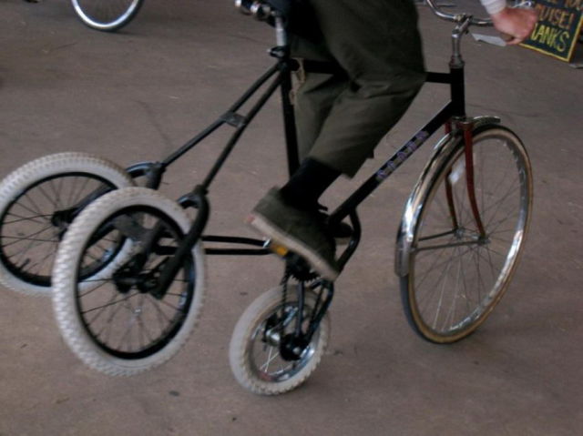 Черт побери, зачем они это сделали? (39 фото) imaginative and inventive bicycle modifications 640 19 Черт побери, зачем они это сделали? (39 фото)