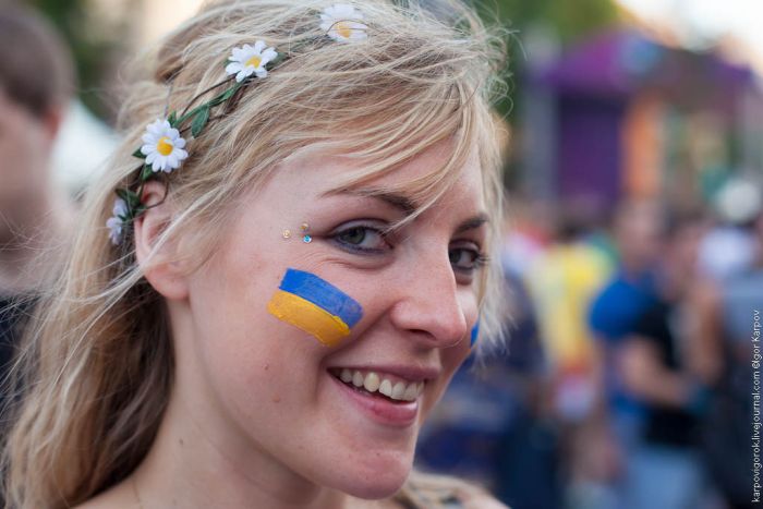 И просто достойная болельщица. Во время игры Украина-Швеция, сборные пришл