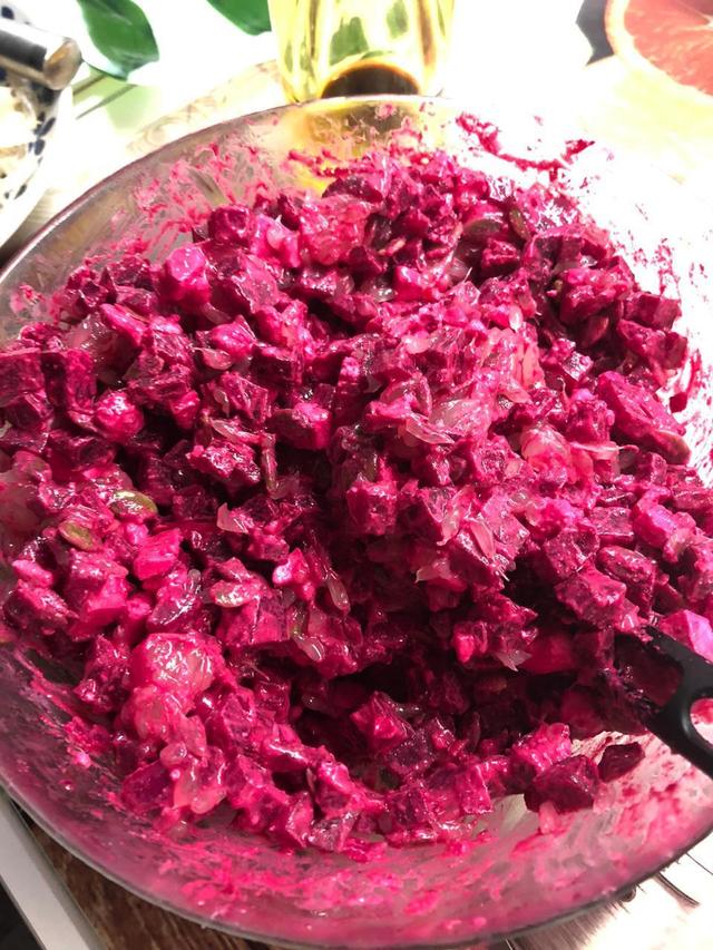Фото к рецепту: Салат из свеклы, сыра фета, красного лука, тыквенных семечек и грейпфрута