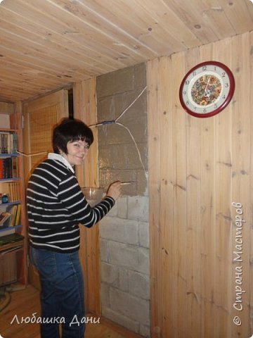 Здравствуйте, мои дорогие соседи! Этому посту можно дать название «Что могут две пары женских рук». Наберитесь терпения, если хотите узнать эту длинную историю. Конечно я постараюсь быть лаконичной. Итак всё по-порядку. У моей подруги дача построена уже лет 12 назад, но из-за нехватки времени и средств 2-ой этаж был практически складом стройматериалов, книг и ненужных вещей. Вот и решили все силы этим летом вложить в преображение «склада» в комнату для отдыха. К сожалению на мужскую силу не приходилось надеяться, т.к. муж моей Любашки инвалид, а сыновья…. Как не всегда на даче, а если и бывают, то у них свои дела, свои интересы. Поэтому всё, что вы увидите, всё сделано нашими женскими руками. фото 26