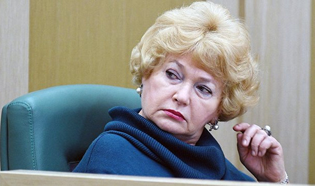 Сенатор Нарусова хочет запретить Сталина. Может, лучше запретить ее?