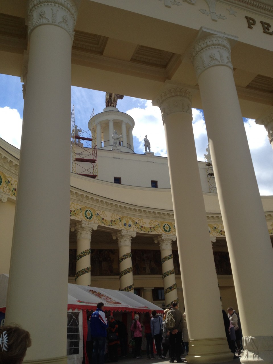 Яблони и тюльпаны на ВДНХ Яблони и тюльпаны на ВДНХ