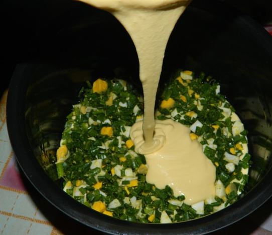 Пирог с яйцами и зеленым луком