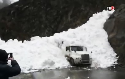 Сход лавин и минус 64: непогода бушует по всей России