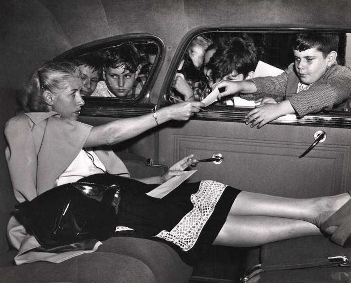Женщина даёт автограф. Автор: Arthur Fellig (Weegee). Женщина даёт автограф. Автор: Arthur Fellig (Weegee).