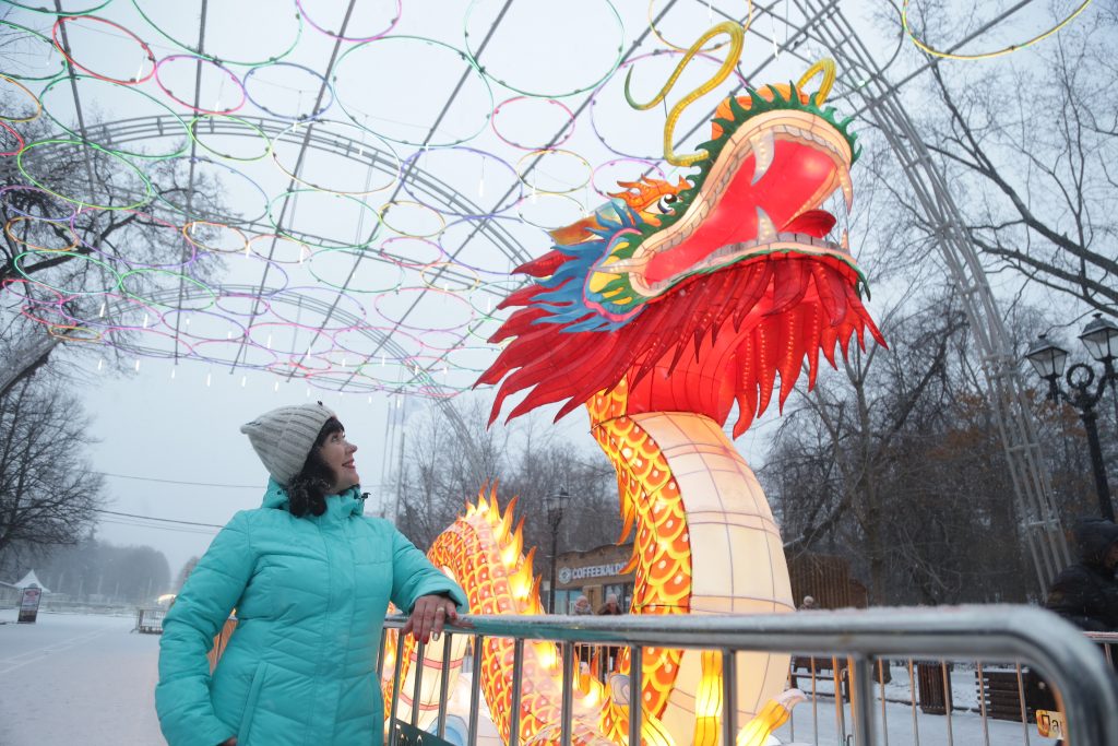Дракон — непременный персонаж любого китайского праздника и фестиваля — «поселился» в «Сокольниках»/Артур Новосильцев, «Восточный округ» Дракон — непременный персонаж любого китайского праздника и фестиваля — «поселился» в «Сокольниках»/Артур Новосильцев, «Восточный округ»