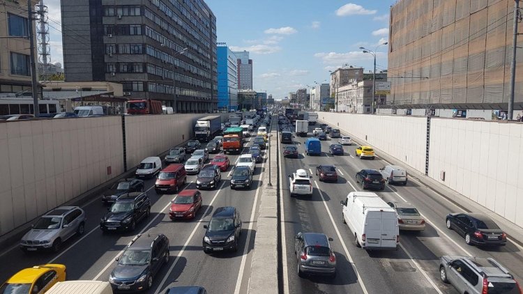 С 24 сентября на некоторых улицах Петербурга частично ограничат или закроют движение транспорта