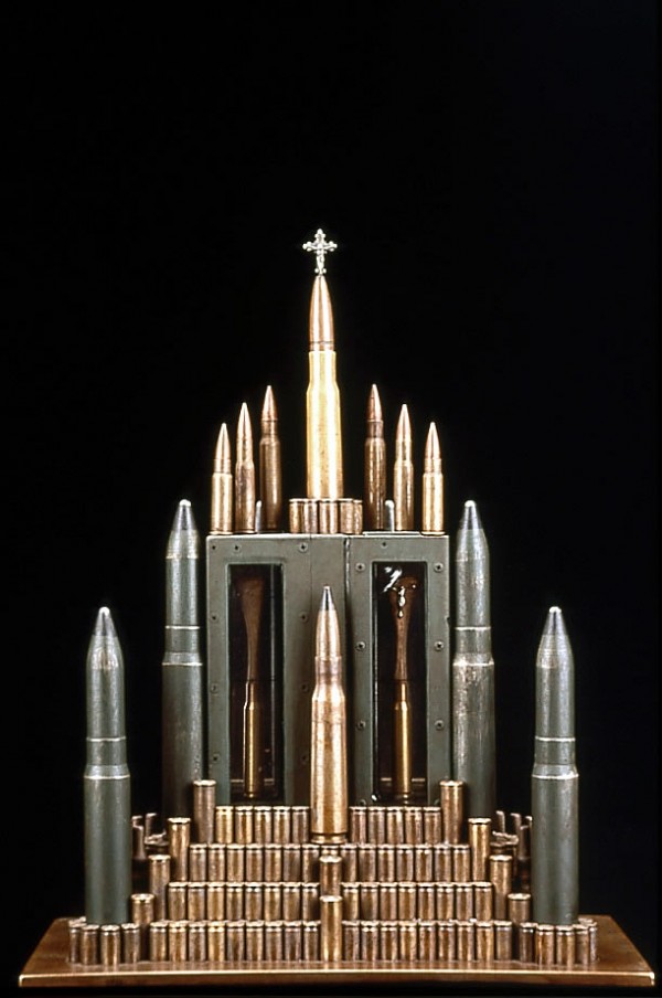 Архитектура религии из оружия и пуль