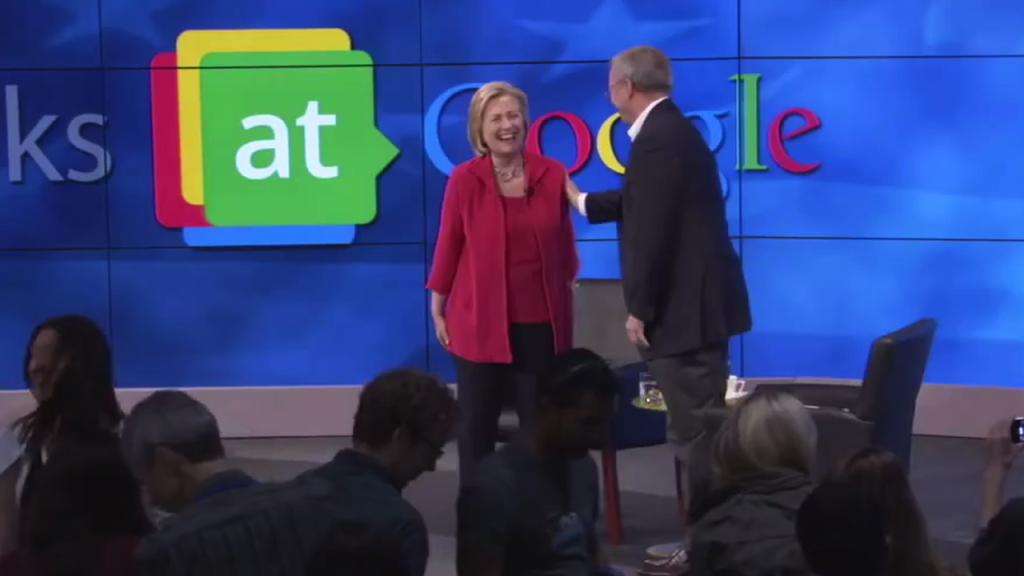 Председатель совета директоров Google Эрик Шмидт делится шуткой с Хиллари Клинтон в ходе «непринужденной беседы» – специальной встречи с сотрудниками компании в главном офисе в Маунтин-Вью, Калифорния, 21 июля 2014 года