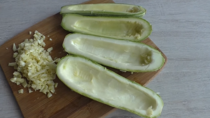 Поцарапайте кабачки для этого рецепта вилкой - будет вкуснее! Фаршированные кабачки, Приготовление, Кабачок, Фарш, Другая кухня, Видео рецепт, Рецепт, Видео, Длиннопост, Кулинария