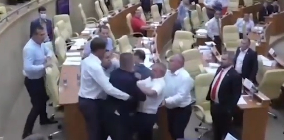 Российские депутаты подрались из-за «голубков». ВИДЕО