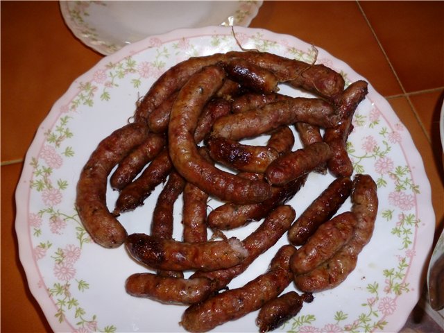 Домашние колбаски из свинины в кишке