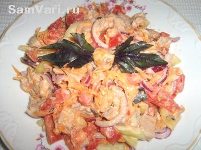 мясной салат с морковкой и помидорами