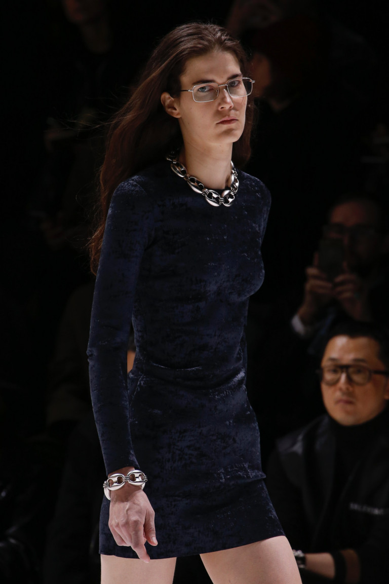 Массивная цепь на шею. Коллекция осень-зима 2018-2019 Balenciaga Массивная цепь на шею. Коллекция осень-зима 2018-2019 Balenciaga