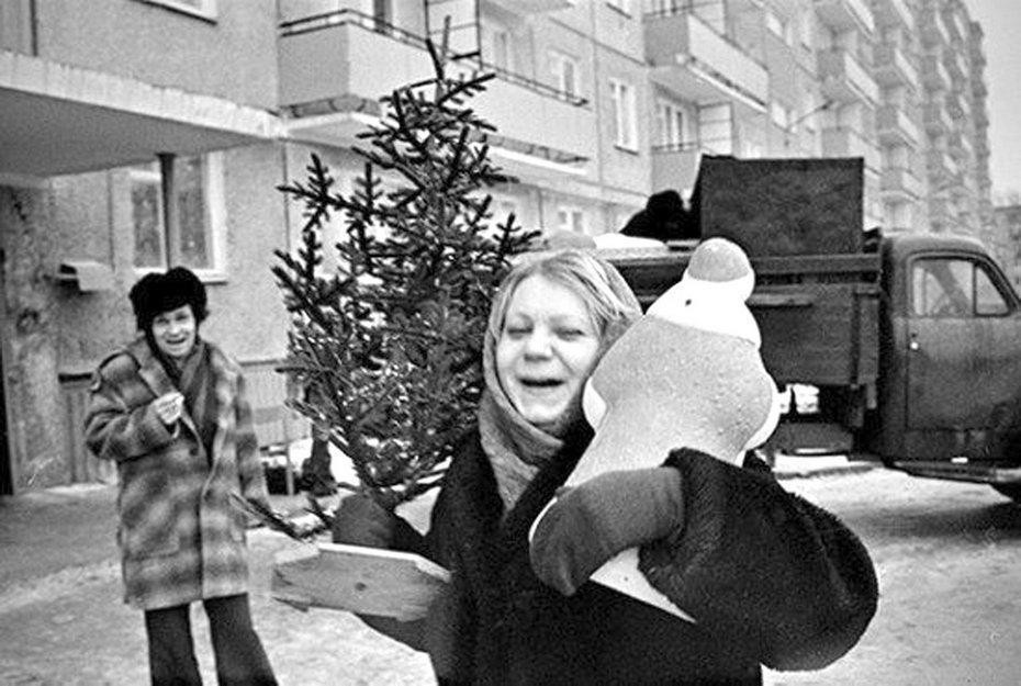 Друзья, а давайте вспомним как мы отмечали Новый год в СССР. Было интереснее тогда или сейчас? Друзья, а давайте вспомним как мы отмечали Новый год в СССР. Было интереснее тогда или сейчас?