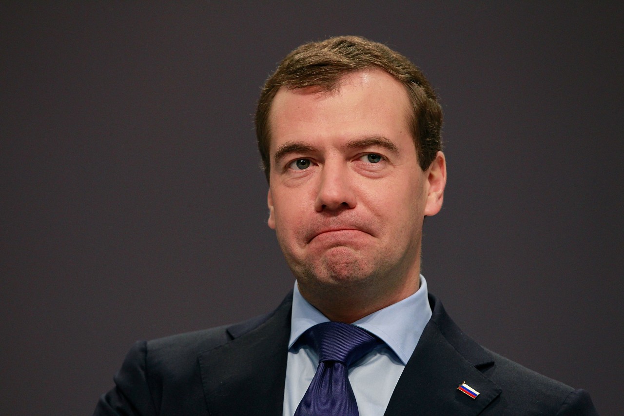 Медведев заявил, что России не хватает рабочих рук, а по статистике половина всех безработных - молодежь
