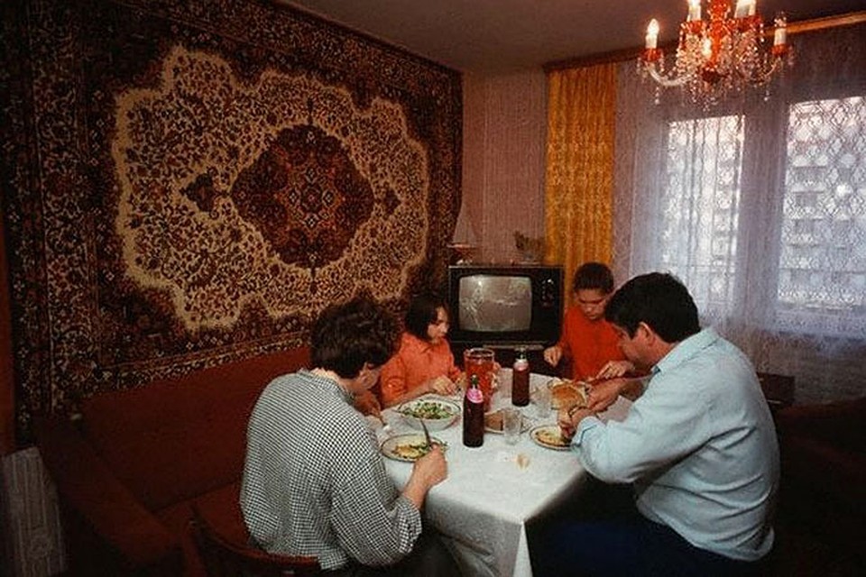 Дорогими коврами советские граждане украшали стены гостиной. Фото www.liveinternet.ru