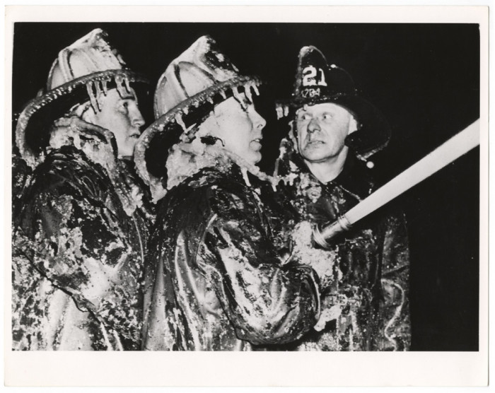 Обледенелые пожарные, Кони-Айленд, Бруклин, 1940 год. Автор: Arthur Fellig (Weegee). Обледенелые пожарные, Кони-Айленд, Бруклин, 1940 год. Автор: Arthur Fellig (Weegee).