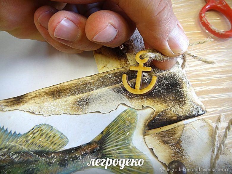 Ключница из деревянного ящика