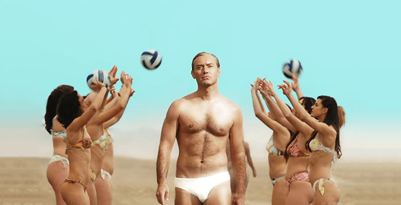 Джуд Лоу в плавках идет по пляжу в тизере сериала «Новый папа»
