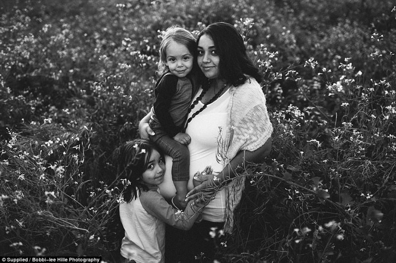 Сама 31-летняя Бобби Локиер - фотограф-самоучка и мать четверых детей. Её работы - это дань уважения её собственной культуре и наследию коренных народов. (на фото - Бобби с дочками) беременность, дети, коренные жители, красиво, материнство, племена, фото, фотограф
