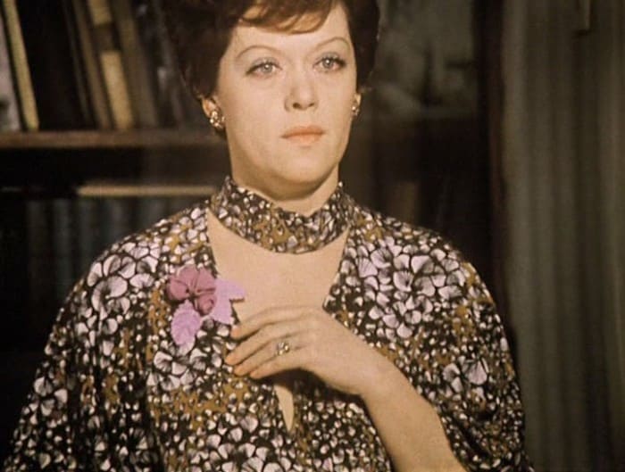 Алиса Фрейндлих в фильме *Служебный роман*, 1977 | Фото: club.season.ru Алиса Фрейндлих в фильме *Служебный роман*, 1977 | Фото: club.season.ru