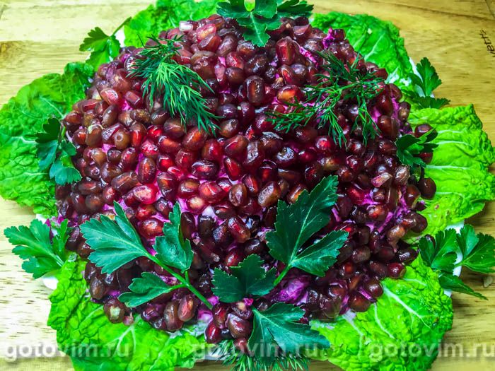 Слоеный салат с курицей, вареной свеклой и гранатом. Фотография рецепта Салаты из свеклы