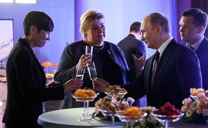 На фото: глава МИД Норвегии Ине Эриксен Серейде, премьер-министр Норвегии Эрна Сульберг и президент РФ Владимир Путин (слева направо) во время рабочего обеда в рамках V Международного арктического форума "Арктика - территория диалога", Санкт-Петербург