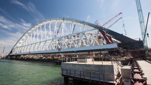 Минтранс: Крымский мост начнут открывать уже с мая