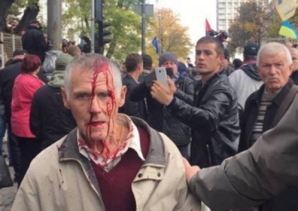 Путч разгорается: первой жертвой майдана-3 стали избитые «онижестарики» Путч разгорается: первой жертвой майдана-3 стали избитые «онижестарики»