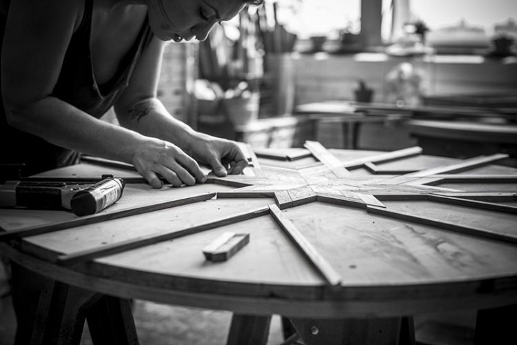 zhenshhina-vse-leto-tashhila-v-dom-starye-doski-no-kogda-ya-uvidela-chto-u-neyo-poluchilos-zapishhala-ot-vostorga_003