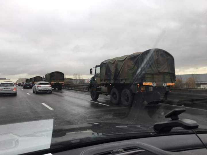 Марш, марш, марш, Париж наш! Марш, марш, марш, Париж наш!