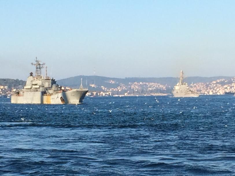 Под Босфорским мостом встретились американский эсминец и российские БДК
