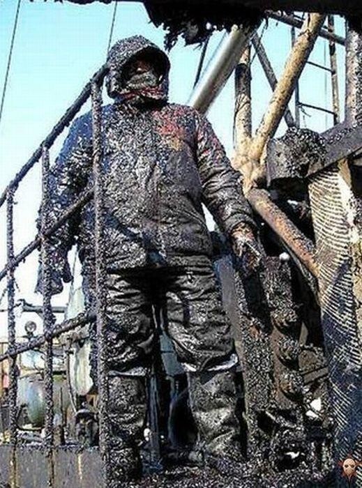 Нефтяники тоже редко бывают чистыми и не уставшими 20 профессий для уставших от офиса
(21 фото)