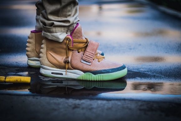 Оригинальные Air Yeezy 2 были разобраны и перешиты из новых материалов, расцветка повторяет классический colorway с первых Yeezy.