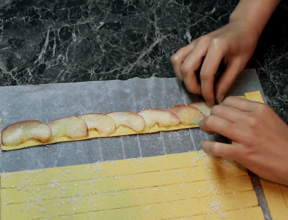 Розочки из яблок — сладкое искушение для настоящих гурманов Розочки из яблок — сладкое искушение для настоящих гурманов