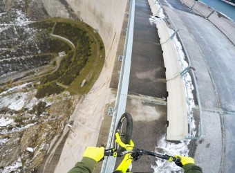 Австрийский экстремал проехал на велосипеде по ограждению на высоте 200 метров Австрийский экстремал проехал на велосипеде по ограждению на высоте 200 метров