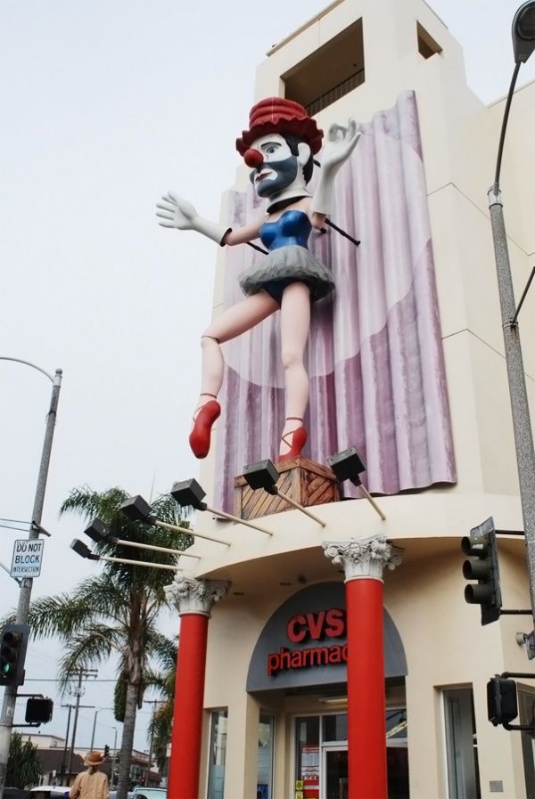 30 самых абсурдных скульптур в мире (29 фото)