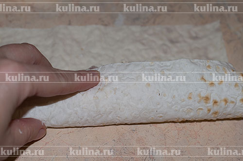 Пирожки из лаваша Заворачиваем ближнюю к себе часть листа до середины.