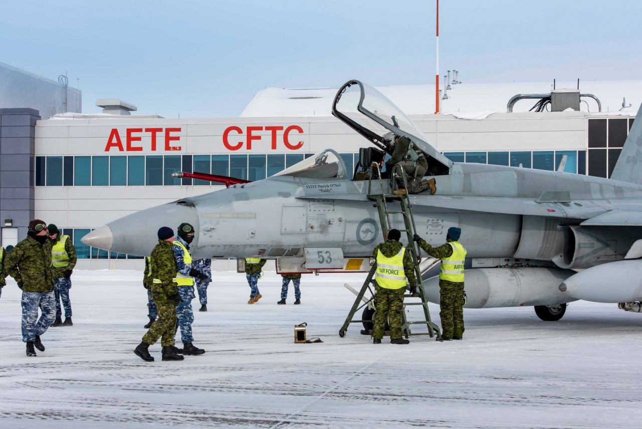 Канада получила два первых бывших австралийских истребителя F/A-18A