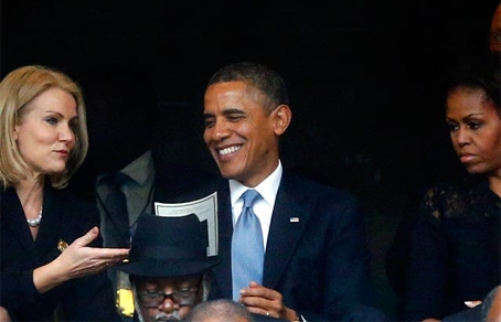 Президент США Барак Обама, его супруга Мишель Обама и премьер министр Дании Хелле Шмидт (слева) на панихиде по экс-президенту ЮАР Нельсону Манделе в Йоханнесбурге