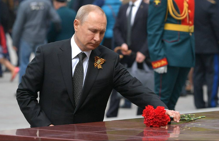 День Победы, "одинокий" Путин и звон колоколов...