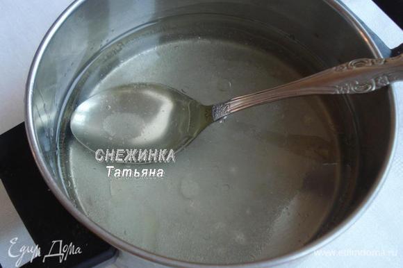 Готовим тесто. Наливаем в кастрюльку воду, добавляем соль (1/4 ч.л.), сахар, наливаем растительное масло и ставим на огонь. Помешиваем до растворения сахара, даем покипеть немного. Готовим тесто. Наливаем в кастрюльку воду, добавляем соль (1/4 ч.л.), сахар, наливаем растительное масло и ставим на огонь. Помешиваем до растворения сахара, даем покипеть немного.