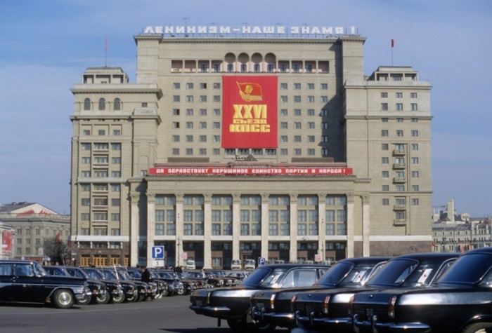 Вид на гостиницу Москва со стороны парковки. Вид на гостиницу Москва со стороны парковки.