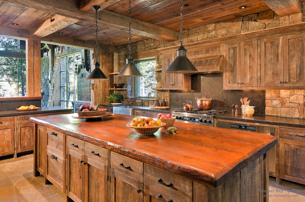 Деревянная мебель гармонирует с деревянным интерьером кухни