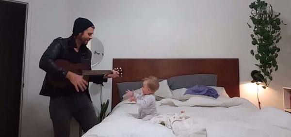 Папа заиграл на гитаре для своей дочери - ее реакция вызовет у вас улыбку