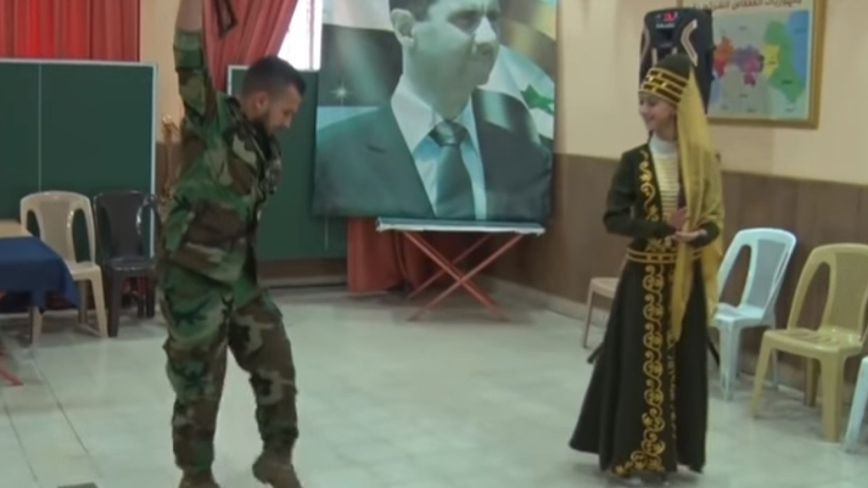 Лезгинка с автоматом: зажигательный танец черкеса в Сирии набирает популярность в Сети