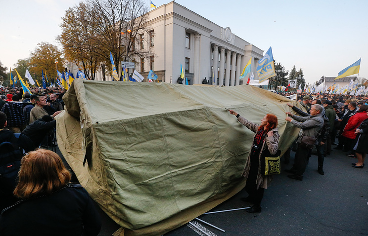 Митингующие установили более 60 палаток возле парламента в Киеве